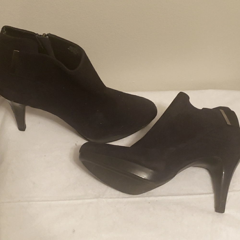 If you can still rock a heel...baby girl get these #NAVY